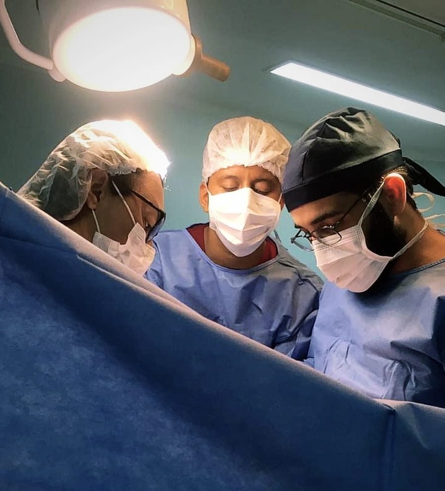 Dr. Lucas Aires com a equipe no centro cirúrgico