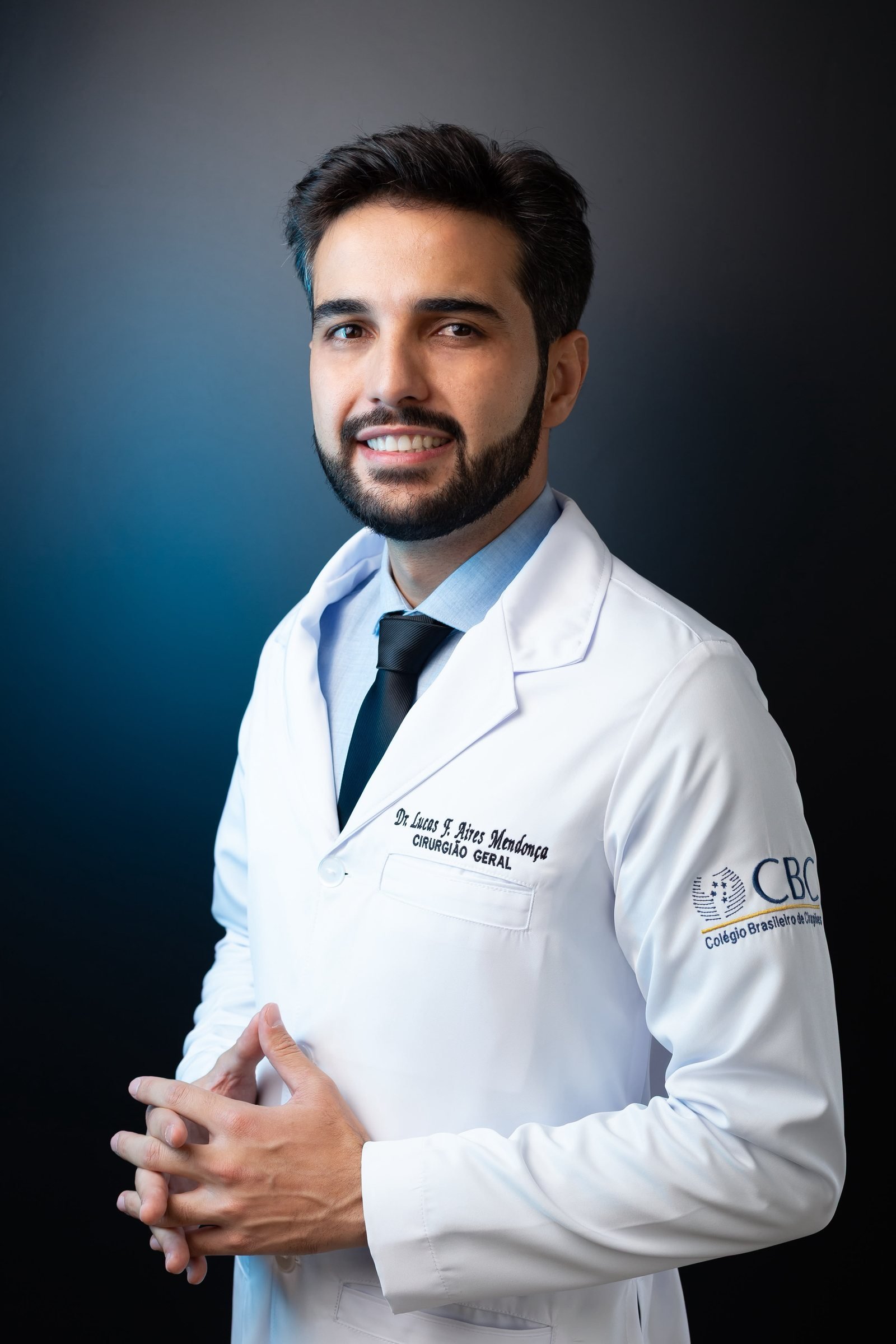 Dr. Lucas Aires, cirurgião geral, de jaleco